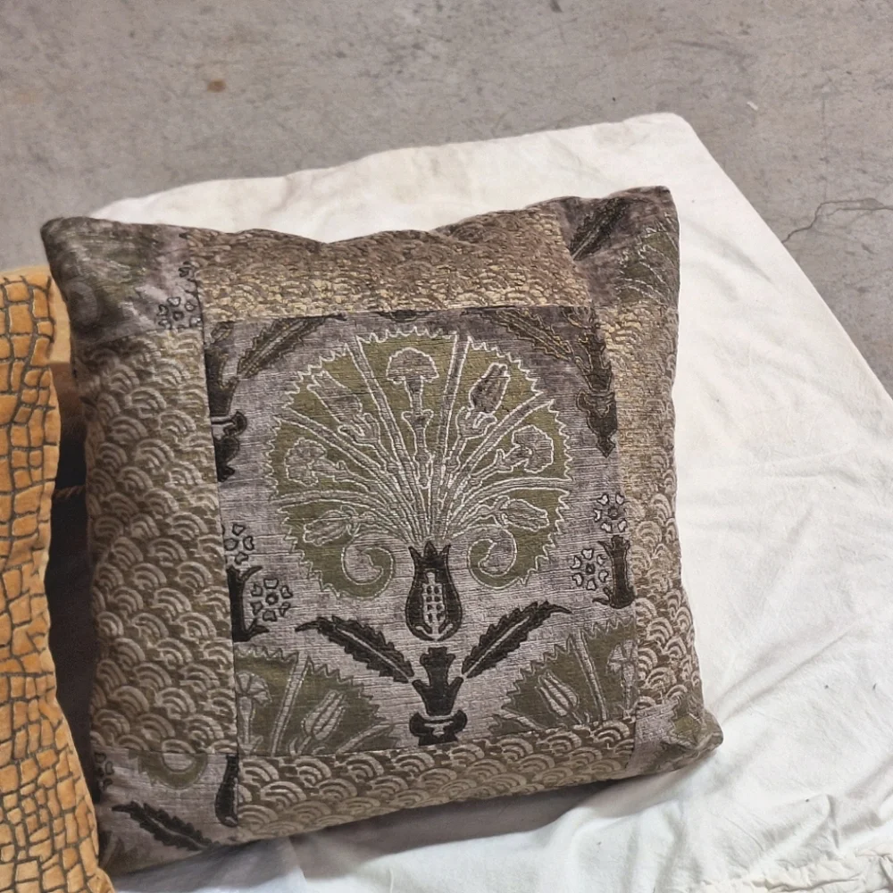 VENETIA STVDIVM | Vintage Pillows
